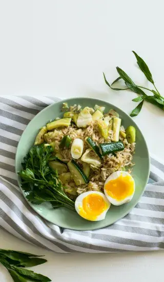 rýže se zeleninou a vejcem