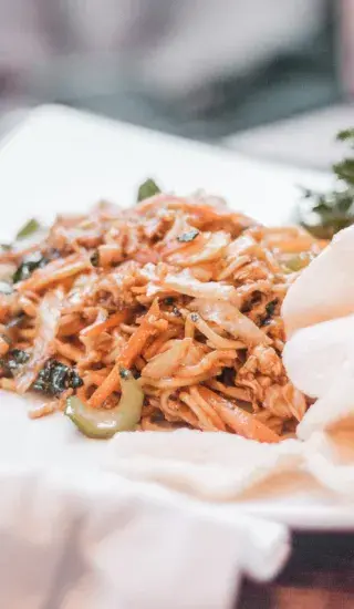 Thajský salát s kuřetem a vaječnými nudlemi