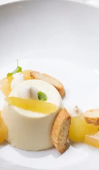 Kokosová panna cotta s tropickým ovocem