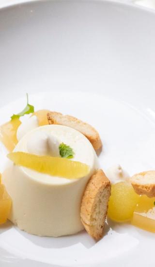 Kokosová panna cotta s tropickým ovocem