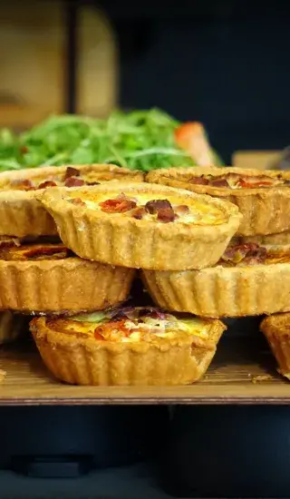  Cibulový mini quiche se slaninou a kukuřicí
