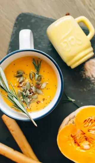 Dýňová polévka se zázvorem a miso pastou