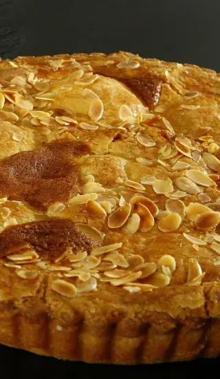 Drobenkový koláč s angreštem a mandlemi