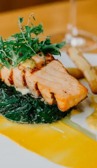 Losos na špenátu s kaparovou omáčkou