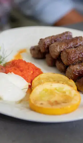 Čevabčiči s pečeným rajčetem a paprikou