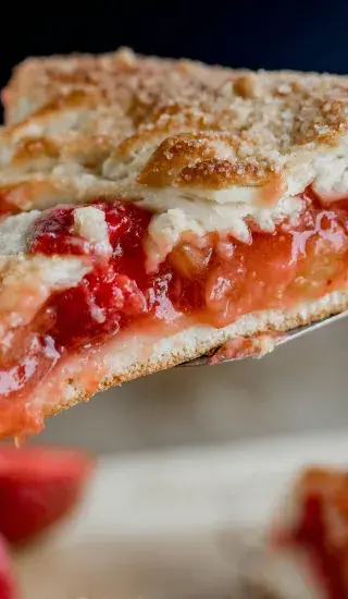 Rebarborový koláč s jogurtem a drobenkou