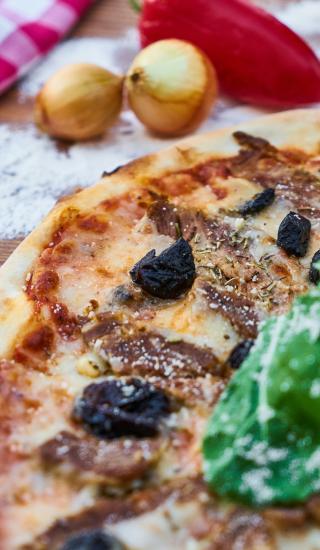 Nepečená pizza s kozím sýrem