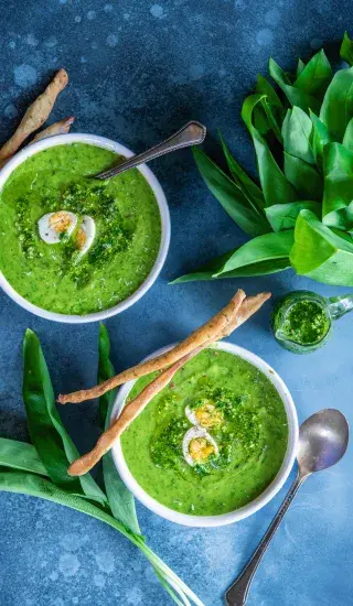 Polévka z medvědího česneku s vejci a s grissini