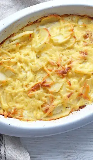 Brambory se slaninou, rajčaty a sýrem