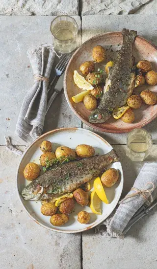 Pstruh na kmíně s petrželovými brambůrky