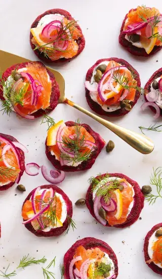 Řepné bliny s uzeným lososem a koprem