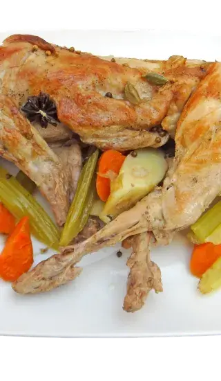 Králík na bílém víně se zeleninou a olivami 