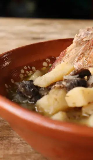 Králík na česneku s bramborovými noky, špenátem a jatýrkovým ragú