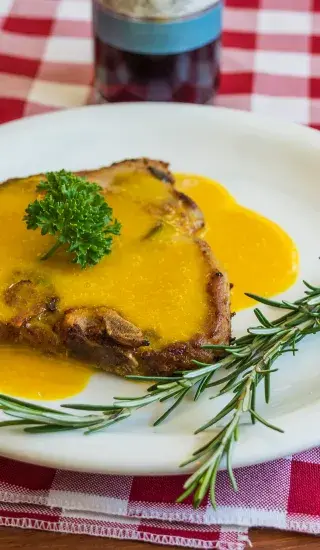 Konfitovaná vepřová panenka s bylinkami a smetanovou omáčkou