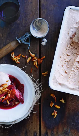 Rebarborová zmrzlina s pečenou rebarborou a karamelovými mandlemi