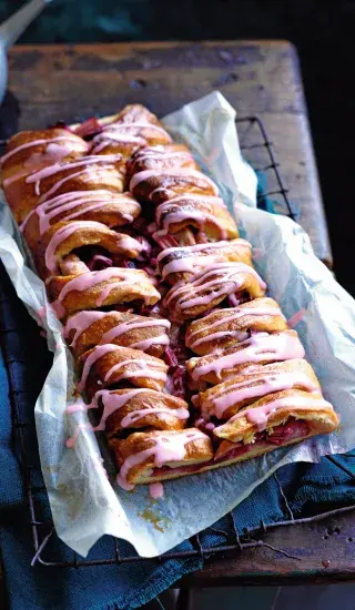 Rebarborovo-hrušková kynutá buchta