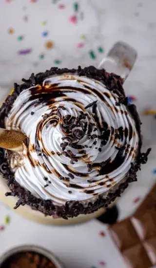 Čokoládový dort se smetanovým krémem a karamelem