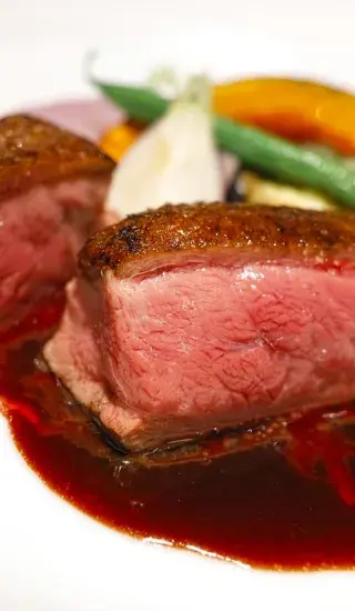 Kachní prsa marinovaná v sezamovém oleji s pastiňákovým pyré