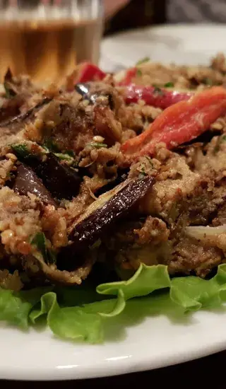 Králík na medu s červenou řepou a olivami