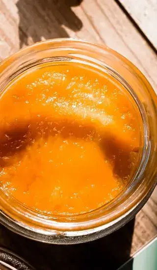 Broskvový džem s medem, vanilkou a skořicí