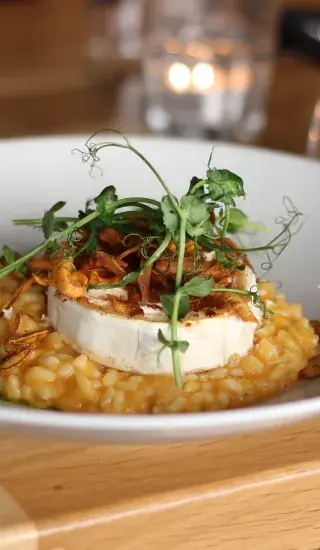 Dýňové rizoto s praženými dýňovými semínky a bylinkovým creme fraiche