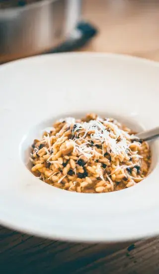 Rizoto s paprikou a červenou cibulí