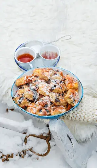 Křehké koláčky třemi náplněmi plněné, rumem a máslem potírané