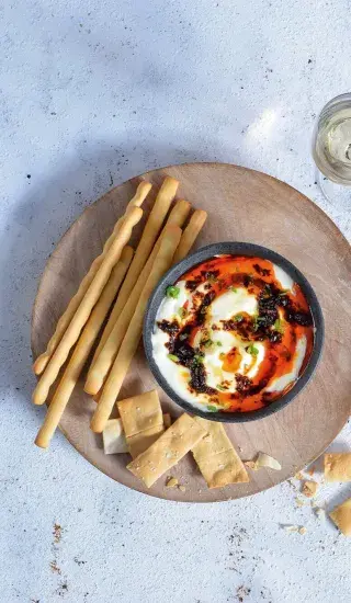 Šlehaný sýr s chilli olejem