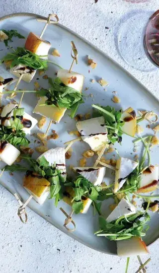 Sýrové špízy s hruškou a rukolou