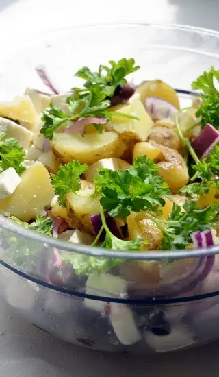 Studená příloha z brambor a okurky