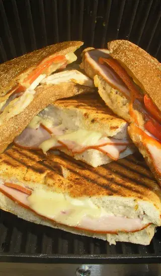 Toasty s pečeným česnekem a kozím sýrem