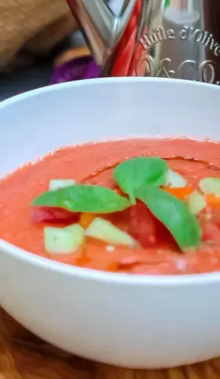 Rajská polévka s bramborami a jarní cibulkou