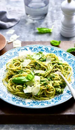 Špagety s pestem a parmazánem