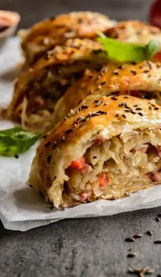 Slaný závin se zelím a uzeninou