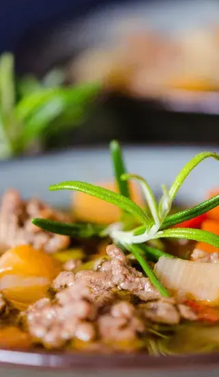 Mleté maso s pečenými bramborami