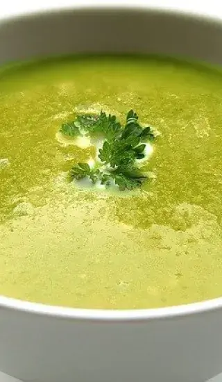 Brokolicový krém se šunkou a pažitkou