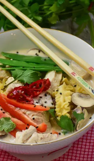 Teplý kuřecí salát s nudlemi