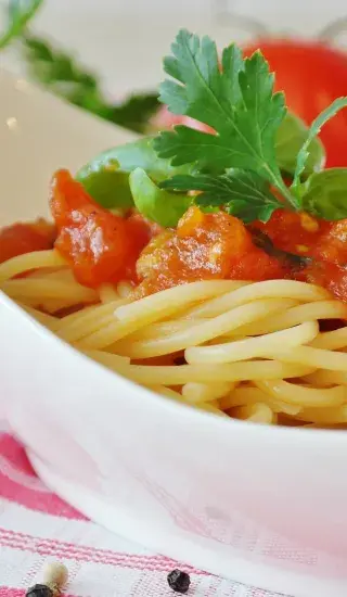 Celozrnné špagety se syrem Cottage, pórkem a šampiňóny