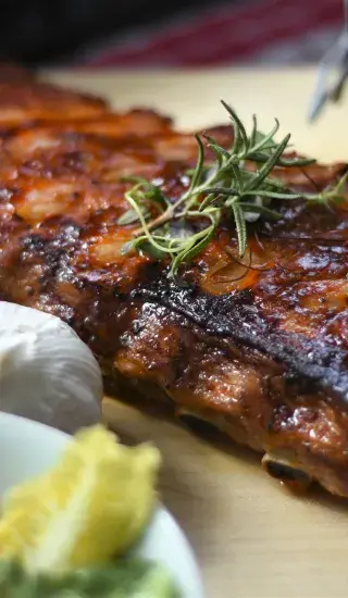 Lepkavá žebírka se salátem coleslaw a salsou