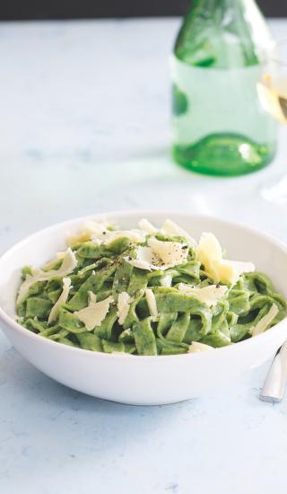 Pesto z natí dodá barvu a chuť těstovinám