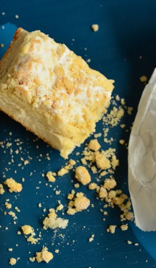 Obyčejný hrníčkový koláč se skořicovou drobenkou