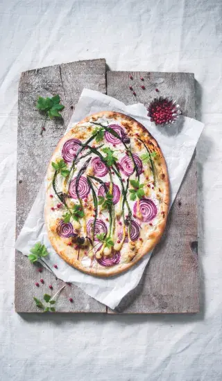 Tarte flambée s medvědím česnekem a bršlicí