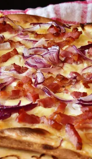 Koláč s červenou cibulí