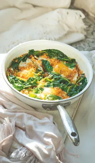 Vejce v parmazánové strouhance se špenátem