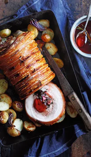 Vepřová roláda s rebarborovou náplní a rebarborovým želé s rozmarýnem