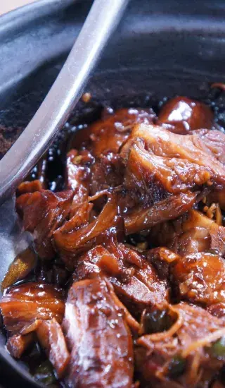 Trhané vepřové se škubánky a medovo-ořechovou řepou