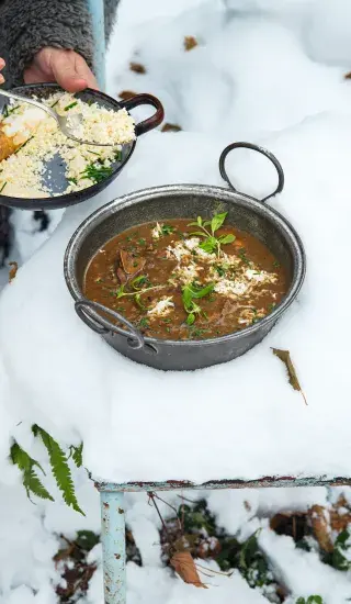 Zabijačkový guláš se špekovými knedlíky s kroupami