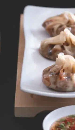 Zeleninové asijské knedlíčky se švestkovou omáčkou