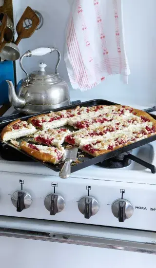 Kynutý koláč s tvarohem, rybízem a drobenkou