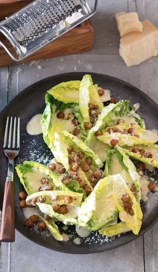 Salát Caesar s cizrnovými krutony